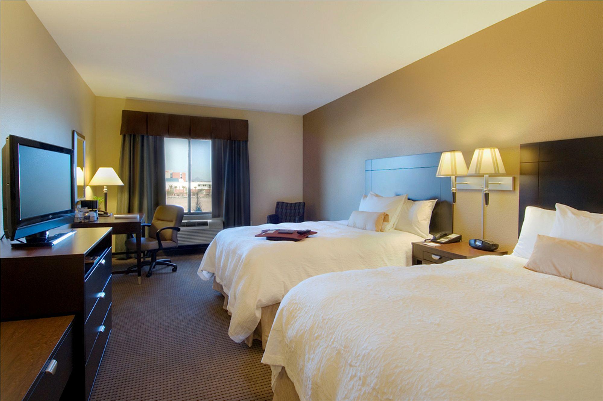 Hampton Inn & Suites Phoenix Glendale-Westgate Exterior photo