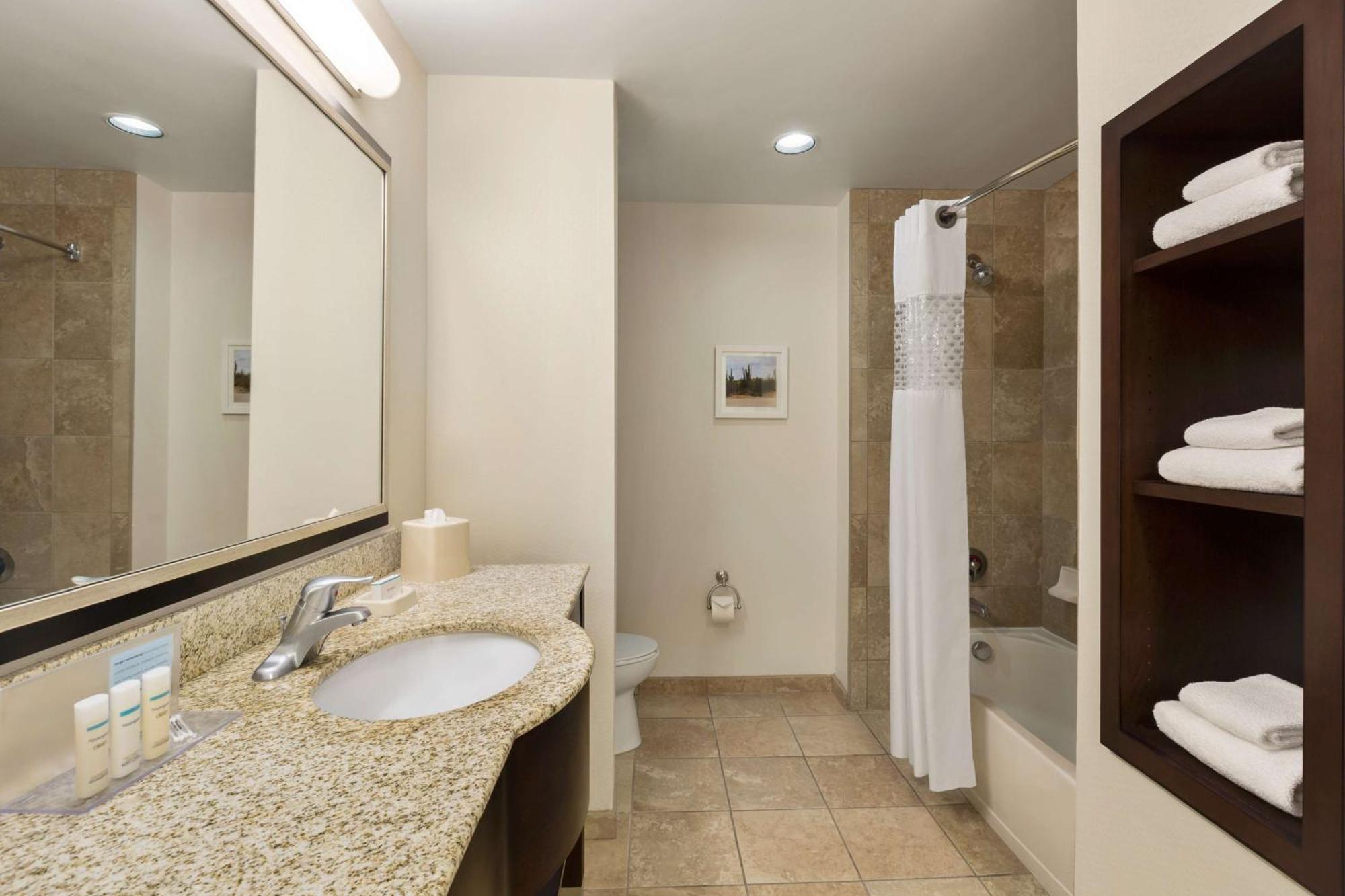 Hampton Inn & Suites Phoenix Glendale-Westgate Exterior photo