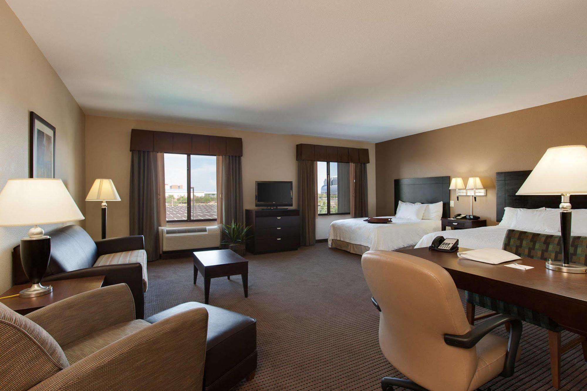 Hampton Inn & Suites Phoenix Glendale-Westgate Exterior photo