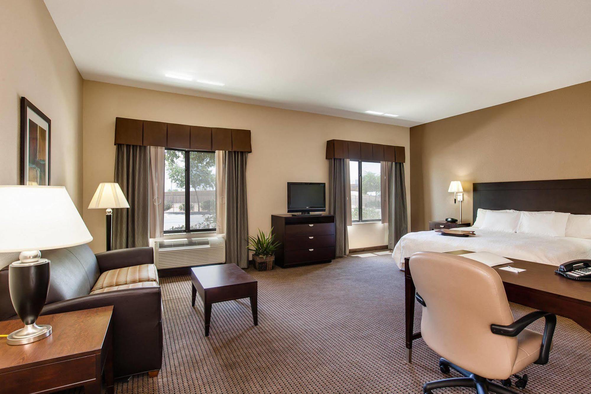 Hampton Inn & Suites Phoenix Glendale-Westgate Exterior photo